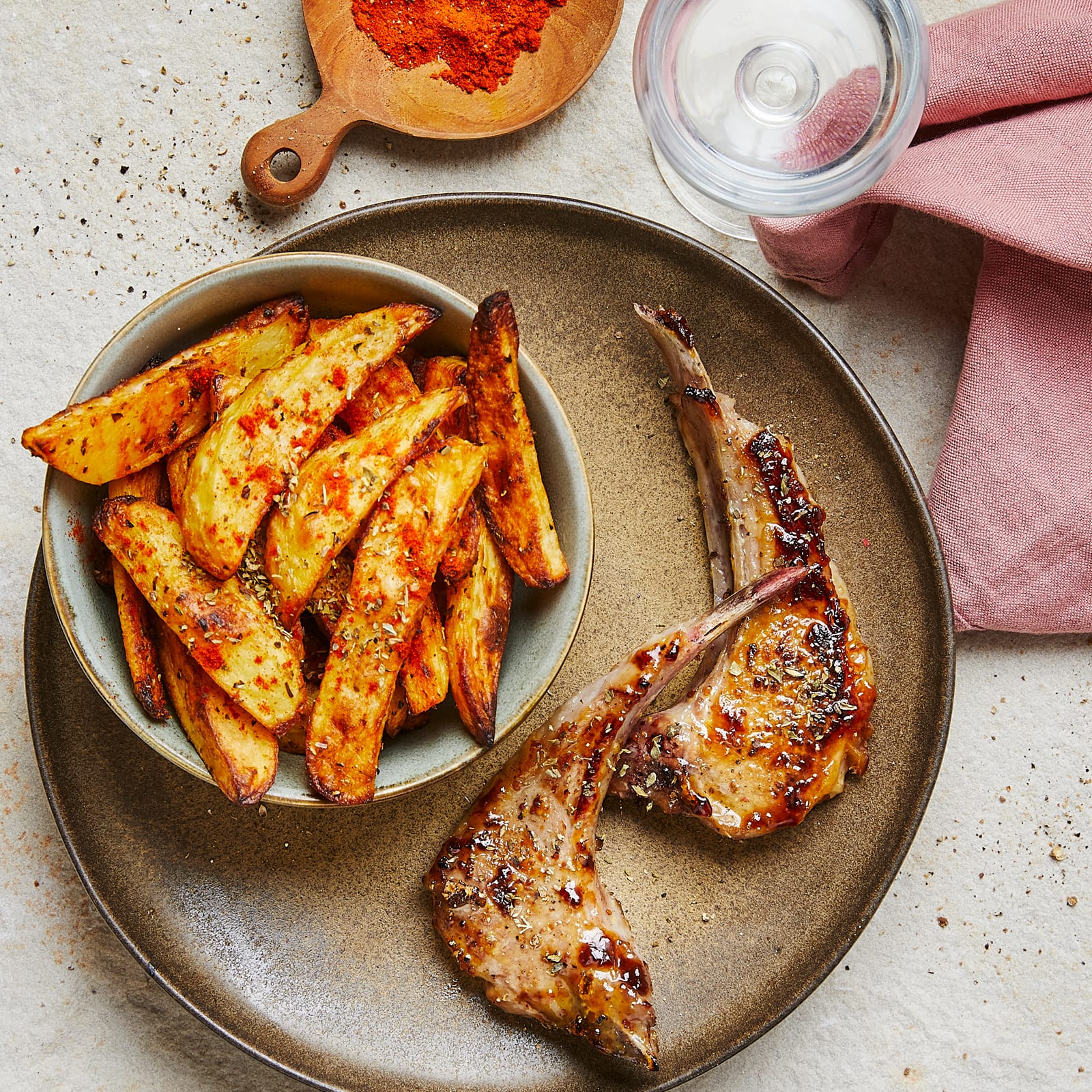 Côtelettes d’agneau à la moutarde et au miel, frites maison au paprika J