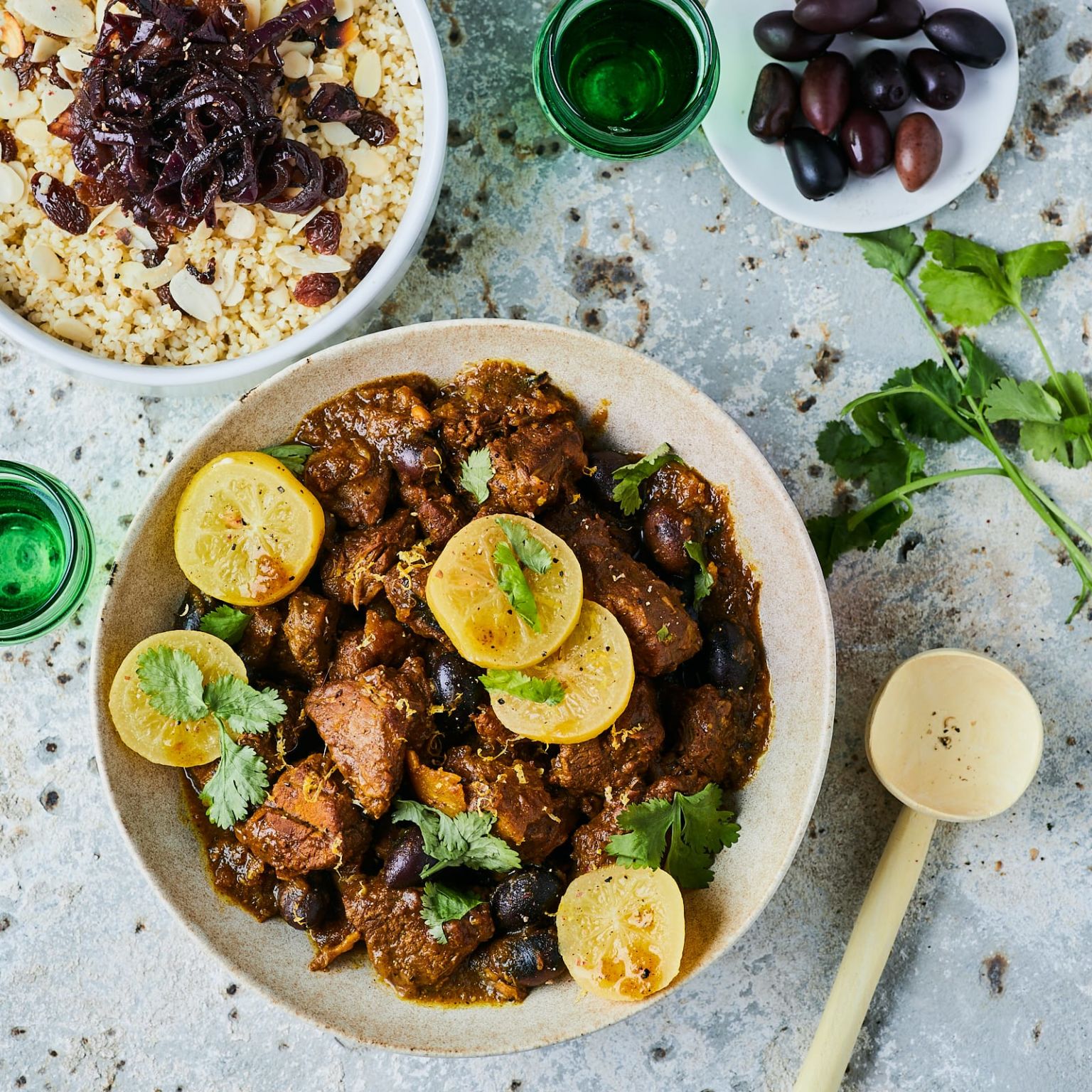 Tajine d’épaule d’agneau au citron confit et aux olives violettes J